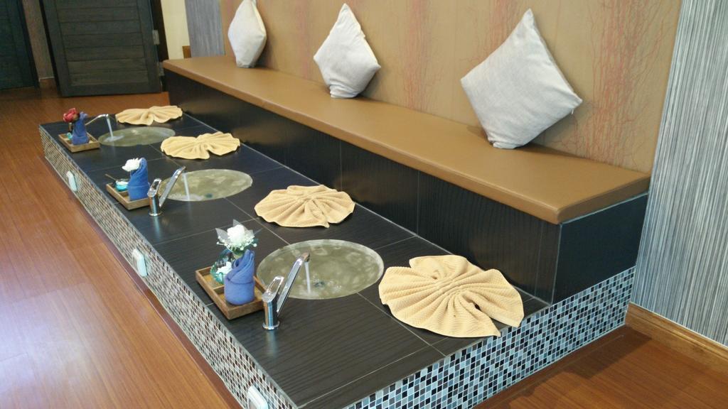 42C The Chic Hotel Nakhon Sawan Bagian luar foto