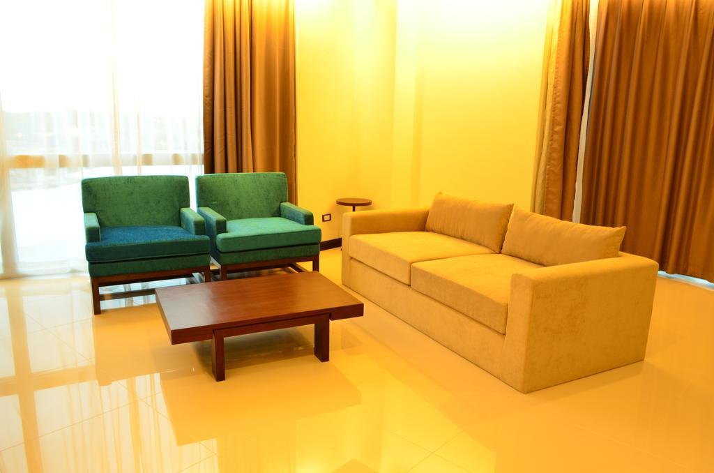 42C The Chic Hotel Nakhon Sawan Bagian luar foto