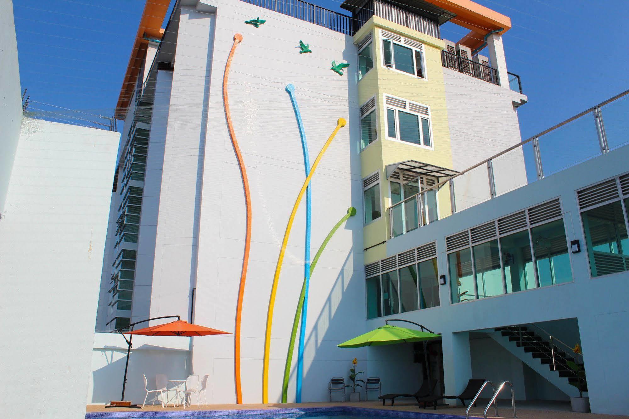 42C The Chic Hotel Nakhon Sawan Bagian luar foto