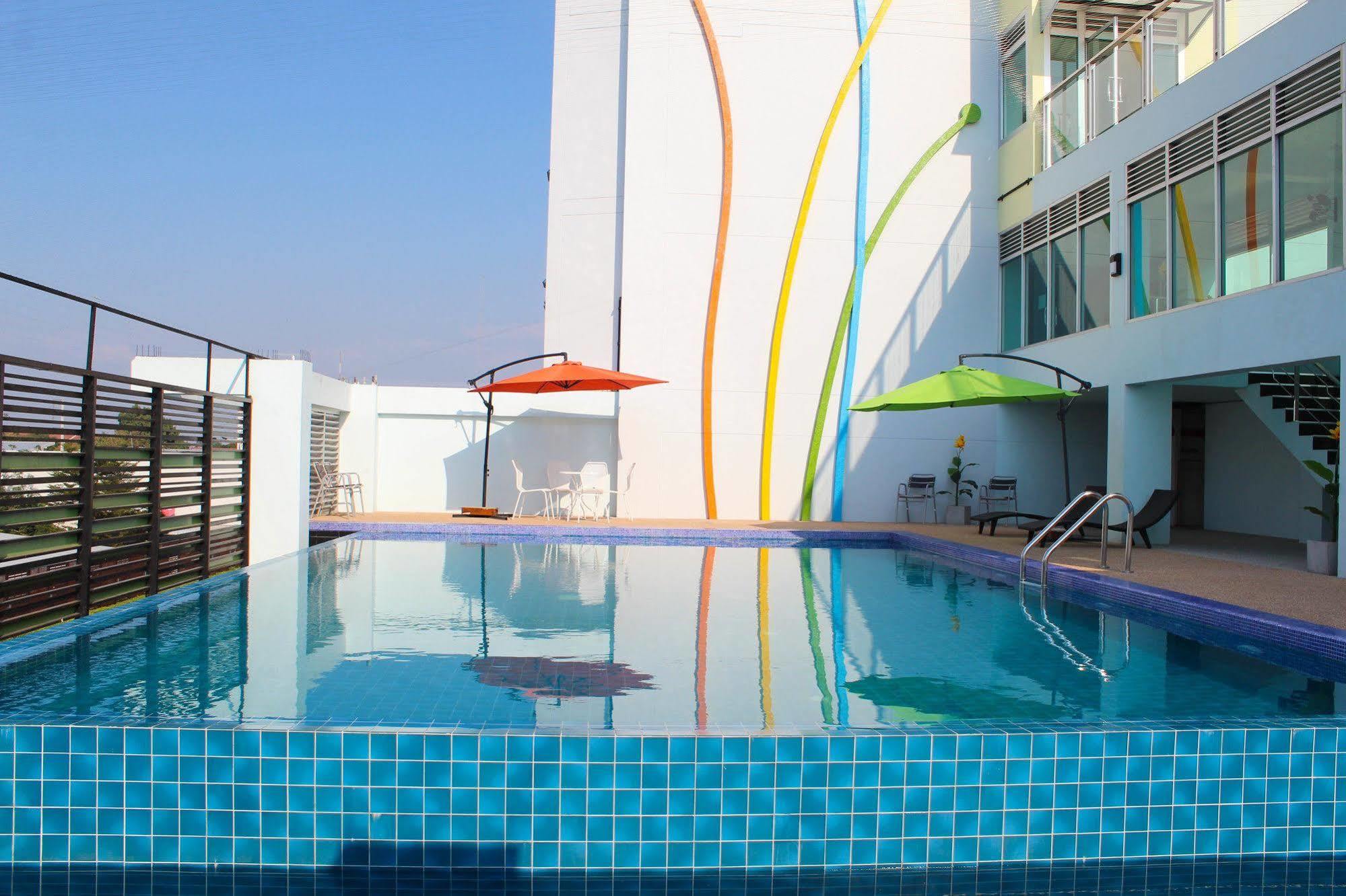 42C The Chic Hotel Nakhon Sawan Bagian luar foto