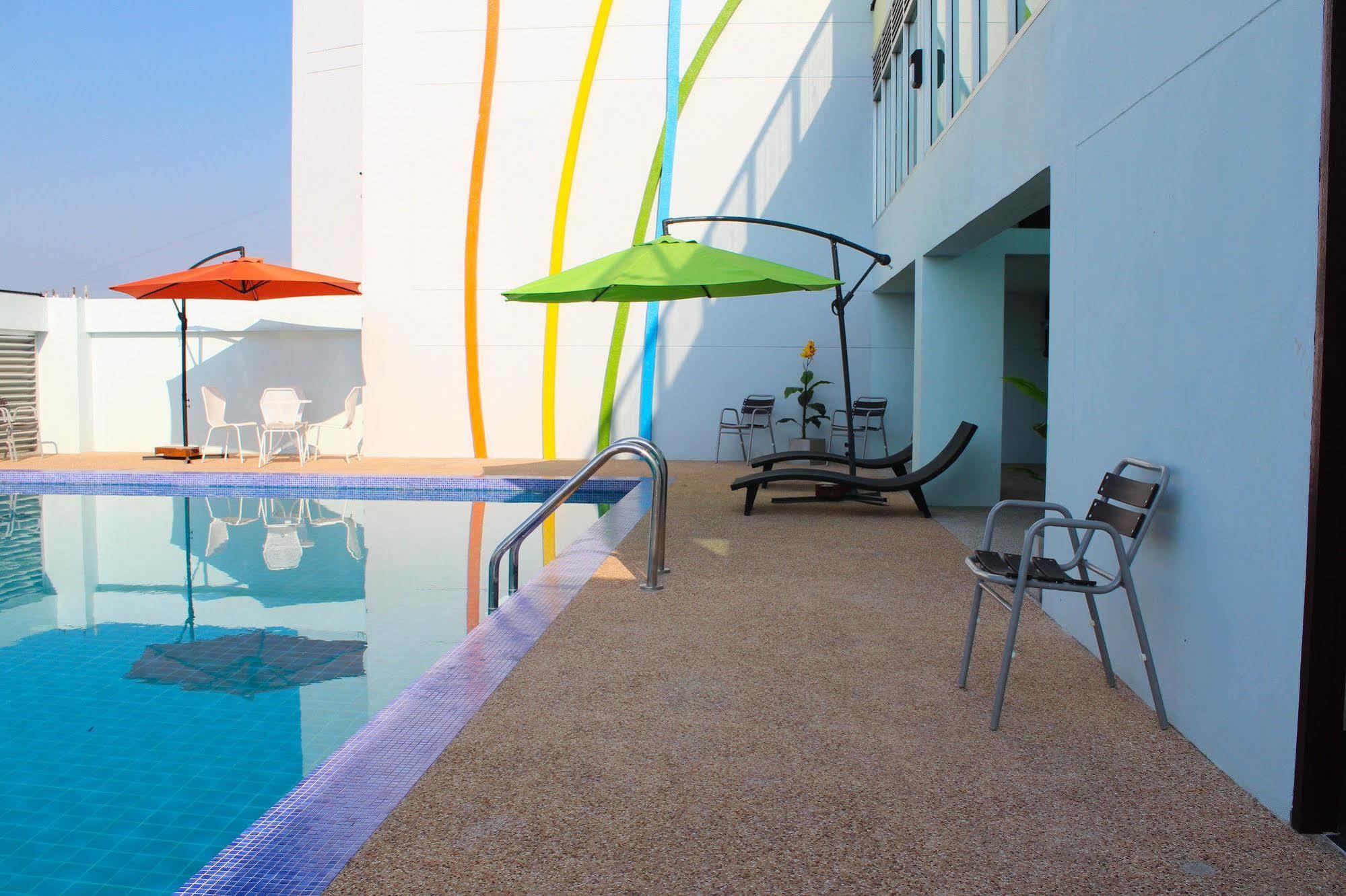 42C The Chic Hotel Nakhon Sawan Bagian luar foto