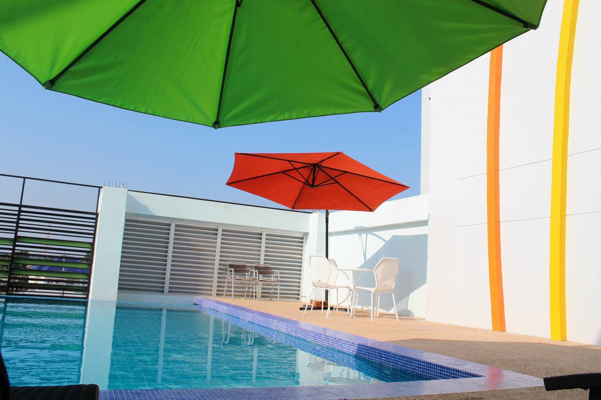 42C The Chic Hotel Nakhon Sawan Bagian luar foto